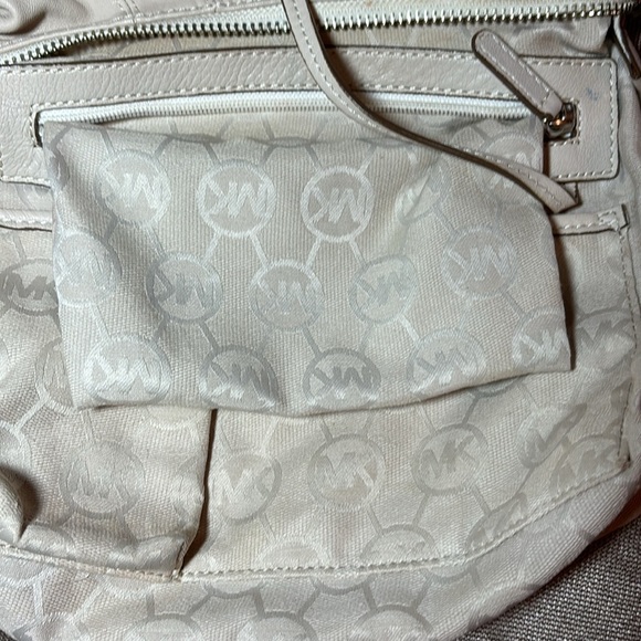 Michael Kors AP-1011 Cream Pleated Shoulder Bag - Picture 8 of 13